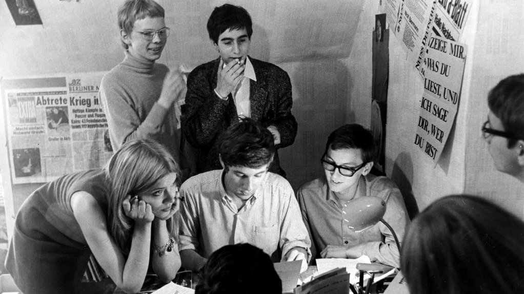 Black and white image of a group of students during the student revolution, 1967/68, West Berlin (Stiftung Haus der Geschichte, Ludwig Binder, [CC BY-SA 2.0])