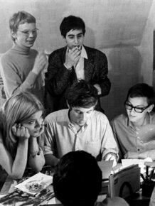 Black and white image of a group of students during the student revolution, 1967/68, West Berlin (Stiftung Haus der Geschichte, Ludwig Binder, [CC BY-SA 2.0])